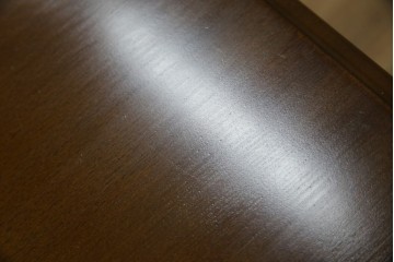 和製ビンテージ　希少な廃番品　オールドカリモク　カリモク家具(karimoku)　COLONIAL(コロニアル)シリーズ　籐(ラタン)編みの棚板がおしゃれな花台　(R-084530)