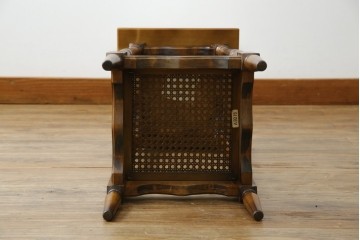 和製ビンテージ　希少な廃番品　オールドカリモク　カリモク家具(karimoku)　COLONIAL(コロニアル)シリーズ　籐(ラタン)編みの棚板がおしゃれな花台　(R-084530)