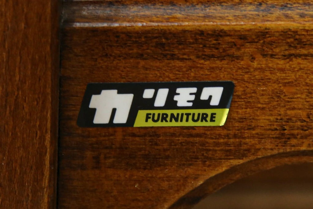 和製ビンテージ　希少な廃番品　オールドカリモク　カリモク家具(karimoku)　COLONIAL(コロニアル)シリーズ　籐(ラタン)編みの棚板がおしゃれな花台　(R-084530)