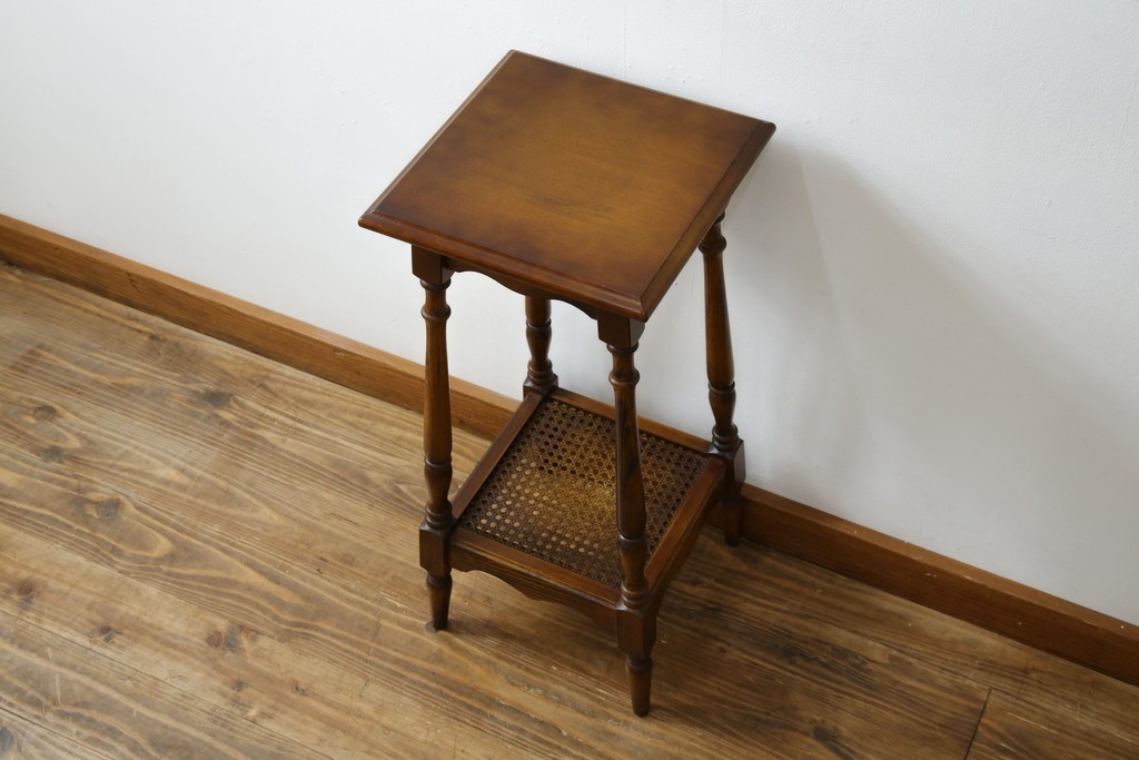 和製ビンテージ　希少な廃番品　オールドカリモク　カリモク家具(karimoku)　COLONIAL(コロニアル)シリーズ　籐(ラタン)編みの棚板がおしゃれな花台　(R-084530)