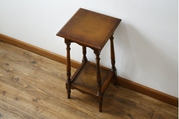 和製ビンテージ　希少な廃番品　オールドカリモク　カリモク家具(karimoku)　COLONIAL(コロニアル)シリーズ　籐(ラタン)編みの棚板がおしゃれな花台　(R-084530)