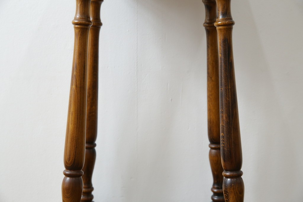 和製ビンテージ　希少な廃番品　オールドカリモク　カリモク家具(karimoku)　COLONIAL(コロニアル)シリーズ　籐(ラタン)編みの棚板がおしゃれな花台　(R-084530)