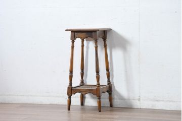 和製ビンテージ　希少な廃番品　オールドカリモク　カリモク家具(karimoku)　COLONIAL(コロニアル)シリーズ　籐(ラタン)編みの棚板がおしゃれな花台(飾り台)(R-084530)