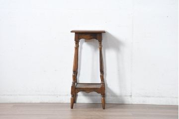 和製ビンテージ　希少な廃番品　オールドカリモク　カリモク家具(karimoku)　COLONIAL(コロニアル)シリーズ　籐(ラタン)編みの棚板がおしゃれな花台(飾り台)(R-084530)