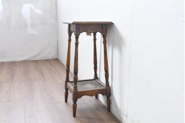 和製ビンテージ　希少な廃番品　オールドカリモク　カリモク家具(karimoku)　COLONIAL(コロニアル)シリーズ　籐(ラタン)編みの棚板がおしゃれな花台(飾り台)(R-084530)