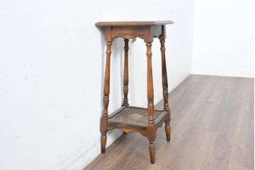 和製ビンテージ　希少な廃番品　オールドカリモク　カリモク家具(karimoku)　COLONIAL(コロニアル)シリーズ　籐(ラタン)編みの棚板がおしゃれな花台(飾り台)(R-084530)