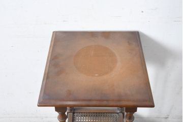 和製ビンテージ　希少な廃番品　オールドカリモク　カリモク家具(karimoku)　COLONIAL(コロニアル)シリーズ　籐(ラタン)編みの棚板がおしゃれな花台(飾り台)(R-084530)