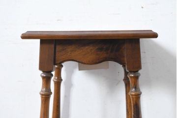 和製ビンテージ　希少な廃番品　オールドカリモク　カリモク家具(karimoku)　COLONIAL(コロニアル)シリーズ　籐(ラタン)編みの棚板がおしゃれな花台(飾り台)(R-084530)