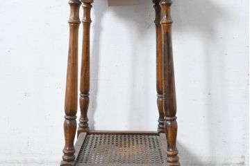 和製ビンテージ　希少な廃番品　オールドカリモク　カリモク家具(karimoku)　COLONIAL(コロニアル)シリーズ　籐(ラタン)編みの棚板がおしゃれな花台(飾り台)(R-084530)