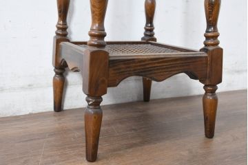 和製ビンテージ　希少な廃番品　オールドカリモク　カリモク家具(karimoku)　COLONIAL(コロニアル)シリーズ　籐(ラタン)編みの棚板がおしゃれな花台(飾り台)(R-084530)