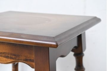 和製ビンテージ　希少な廃番品　オールドカリモク　カリモク家具(karimoku)　COLONIAL(コロニアル)シリーズ　籐(ラタン)編みの棚板がおしゃれな花台(飾り台)(R-084530)