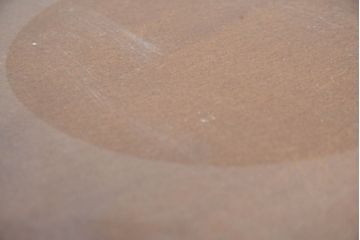 和製ビンテージ　希少な廃番品　オールドカリモク　カリモク家具(karimoku)　COLONIAL(コロニアル)シリーズ　籐(ラタン)編みの棚板がおしゃれな花台(飾り台)(R-084530)