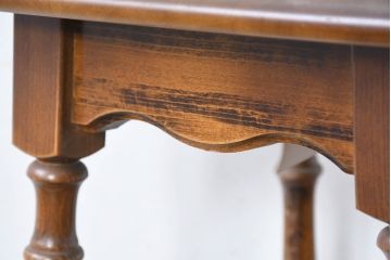 和製ビンテージ　希少な廃番品　オールドカリモク　カリモク家具(karimoku)　COLONIAL(コロニアル)シリーズ　籐(ラタン)編みの棚板がおしゃれな花台(飾り台)(R-084530)
