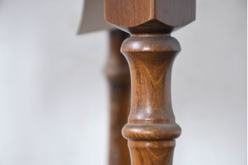 和製ビンテージ　希少な廃番品　オールドカリモク　カリモク家具(karimoku)　COLONIAL(コロニアル)シリーズ　籐(ラタン)編みの棚板がおしゃれな花台(飾り台)(R-084530)
