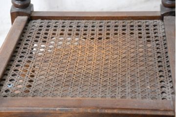 和製ビンテージ　希少な廃番品　オールドカリモク　カリモク家具(karimoku)　COLONIAL(コロニアル)シリーズ　籐(ラタン)編みの棚板がおしゃれな花台(飾り台)(R-084530)