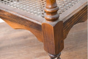 和製ビンテージ　希少な廃番品　オールドカリモク　カリモク家具(karimoku)　COLONIAL(コロニアル)シリーズ　籐(ラタン)編みの棚板がおしゃれな花台(飾り台)(R-084530)