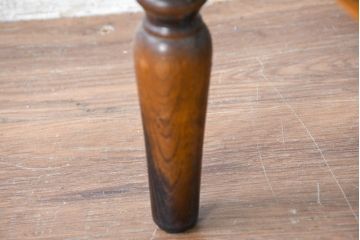 和製ビンテージ　希少な廃番品　オールドカリモク　カリモク家具(karimoku)　COLONIAL(コロニアル)シリーズ　籐(ラタン)編みの棚板がおしゃれな花台(飾り台)(R-084530)