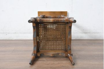 和製ビンテージ　希少な廃番品　オールドカリモク　カリモク家具(karimoku)　COLONIAL(コロニアル)シリーズ　籐(ラタン)編みの棚板がおしゃれな花台(飾り台)(R-084530)