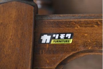 和製ビンテージ　希少な廃番品　オールドカリモク　カリモク家具(karimoku)　COLONIAL(コロニアル)シリーズ　籐(ラタン)編みの棚板がおしゃれな花台(飾り台)(R-084530)