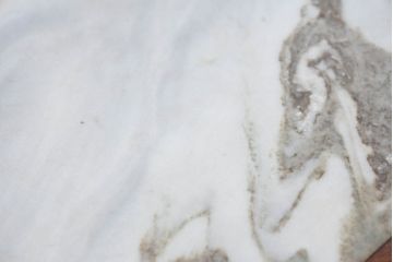 中古　上手物!!　花梨(カリン)材　龍透かし　大理石と天板彫刻が見事な花台　(R-084531)