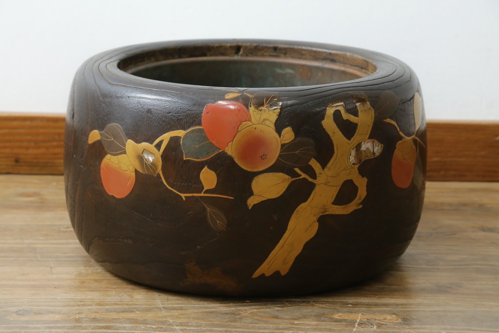 アンティーク雑貨　昭和初期　桐材　蒔絵・螺鈿　柿の図柄が目を引く刳り貫き火鉢　(R-084533)