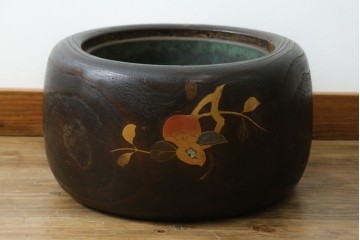 アンティーク雑貨　昭和初期　桐材　蒔絵・螺鈿　柿の図柄が目を引く刳り貫き火鉢　(R-084533)