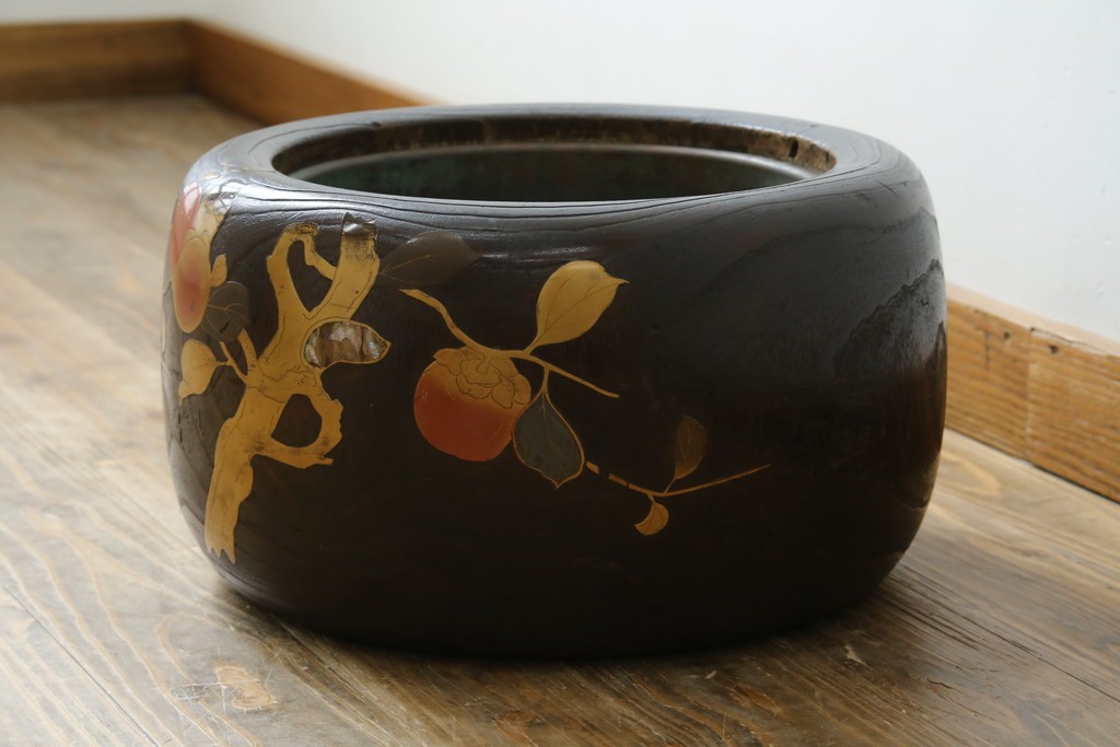 アンティーク雑貨　昭和初期　桐材　蒔絵・螺鈿　柿の図柄が目を引く刳り貫き火鉢　(R-084533)