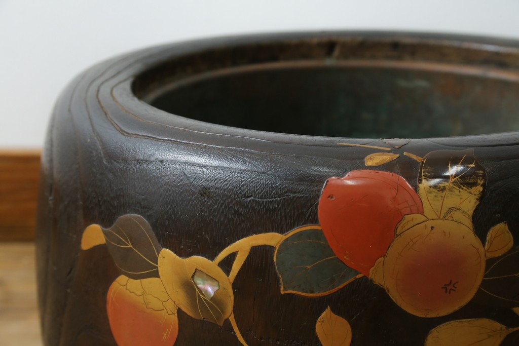 アンティーク雑貨　昭和初期　桐材　蒔絵・螺鈿　柿の図柄が目を引く刳り貫き火鉢　(R-084533)