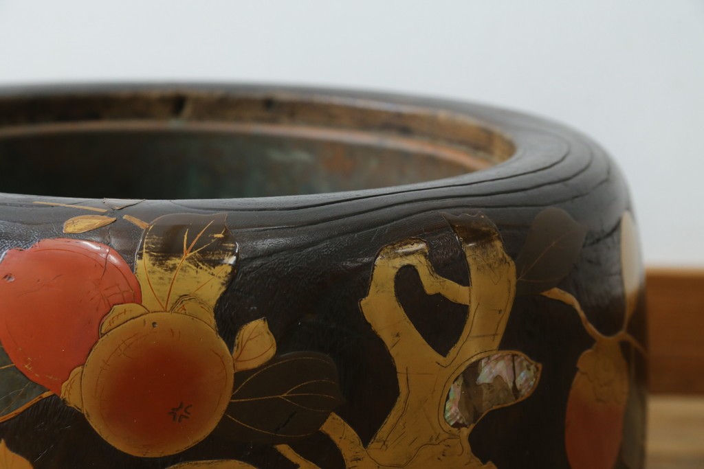 アンティーク雑貨　昭和初期　桐材　蒔絵・螺鈿　柿の図柄が目を引く刳り貫き火鉢　(R-084533)