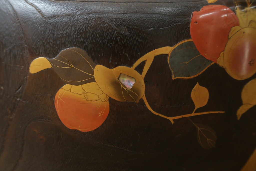 アンティーク雑貨　昭和初期　桐材　蒔絵・螺鈿　柿の図柄が目を引く刳り貫き火鉢　(R-084533)