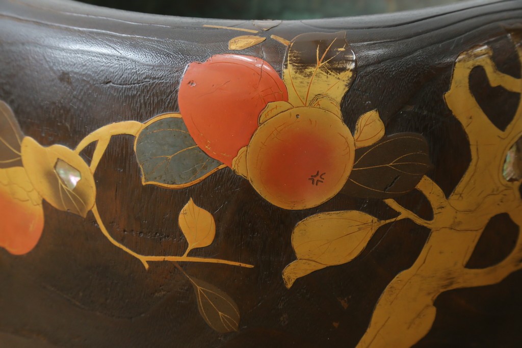 アンティーク雑貨　昭和初期　桐材　蒔絵・螺鈿　柿の図柄が目を引く刳り貫き火鉢　(R-084533)