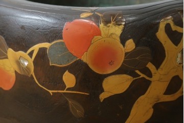 アンティーク雑貨　昭和初期　桐材　蒔絵・螺鈿　柿の図柄が目を引く刳り貫き火鉢　(R-084533)