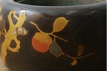 アンティーク雑貨　昭和初期　桐材　蒔絵・螺鈿　柿の図柄が目を引く刳り貫き火鉢　(R-084533)