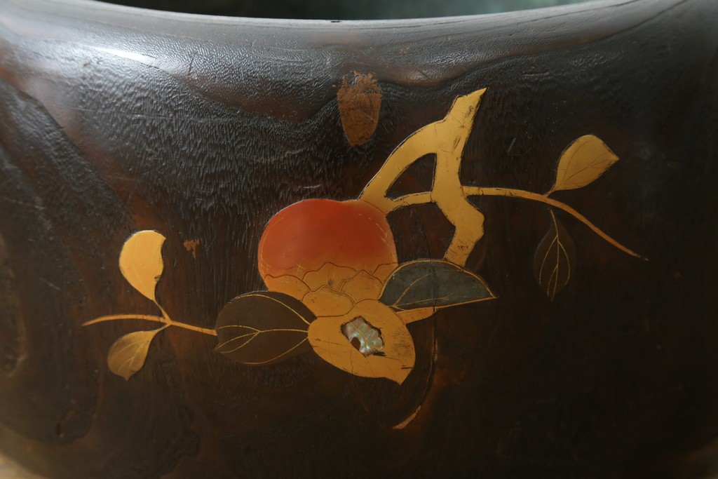 アンティーク雑貨　昭和初期　桐材　蒔絵・螺鈿　柿の図柄が目を引く刳り貫き火鉢　(R-084533)