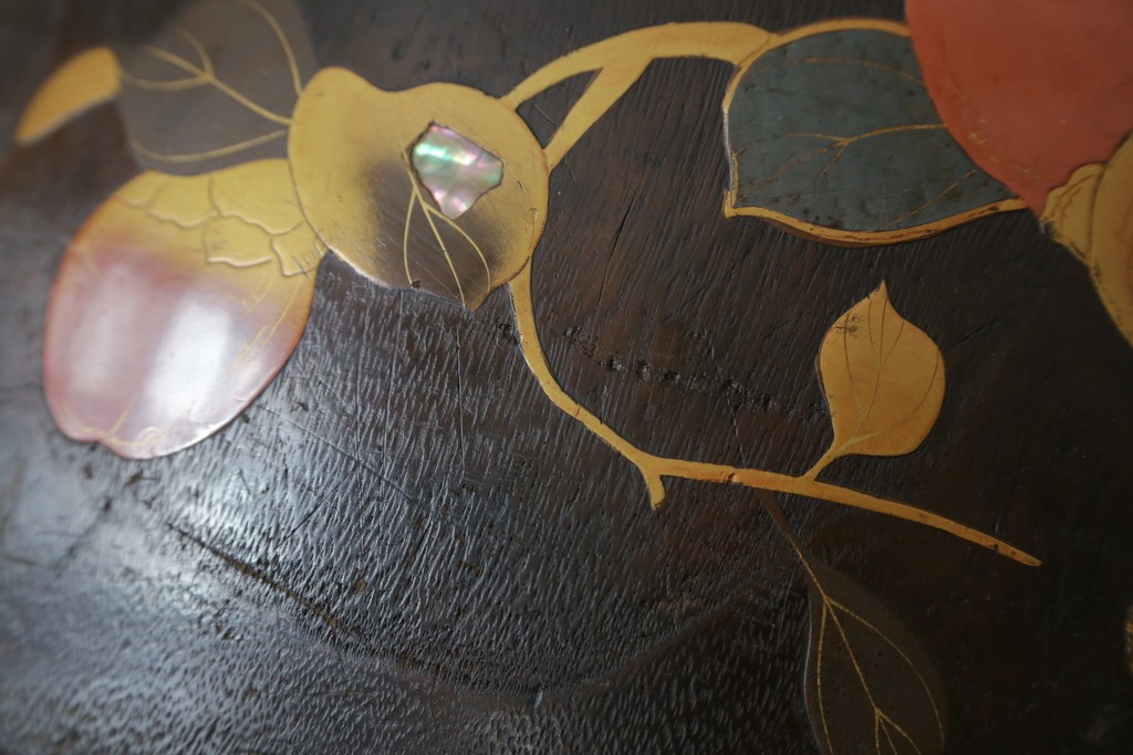 アンティーク雑貨　昭和初期　桐材　蒔絵・螺鈿　柿の図柄が目を引く刳り貫き火鉢　(R-084533)