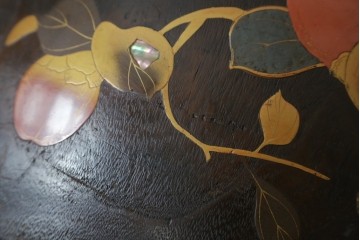 アンティーク雑貨　昭和初期　桐材　蒔絵・螺鈿　柿の図柄が目を引く刳り貫き火鉢　(R-084533)