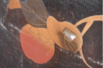 アンティーク雑貨　昭和初期　桐材　蒔絵・螺鈿　柿の図柄が目を引く刳り貫き火鉢(木製火鉢、手あぶり)(R-084533)