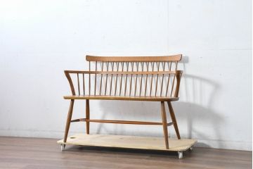 中古　飛騨産業　キツツキ　クラシカルで上品な雰囲気が魅力のウィンザーベンチ(ウィンザーチェア、板座チェア、長イス、長椅子、木製ベンチ、2人掛けベンチ)(R-084541)