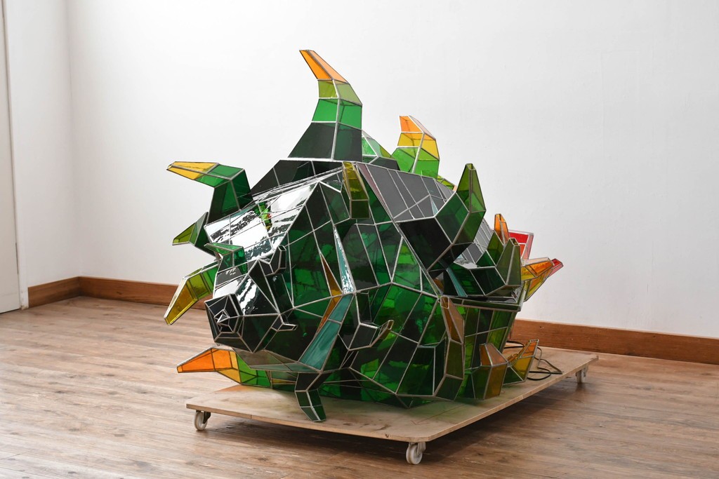 中古　特大1メートル超　希少!!　作家物!!　ステンドグラス芸術家　伊藤誠二　大作!!重厚な存在感と繊細な色彩美を兼ね備えた大型アートオブジェのフロア照明　定価約300万円　(R-084542)