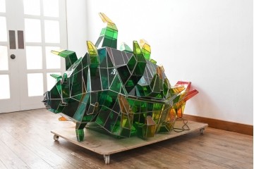 中古　特大1メートル超　希少!!　作家物!!　ステンドグラス芸術家　伊藤誠二　大作!!重厚な存在感と繊細な色彩美を兼ね備えた大型アートオブジェのフロア照明　定価約300万円　(R-084542)