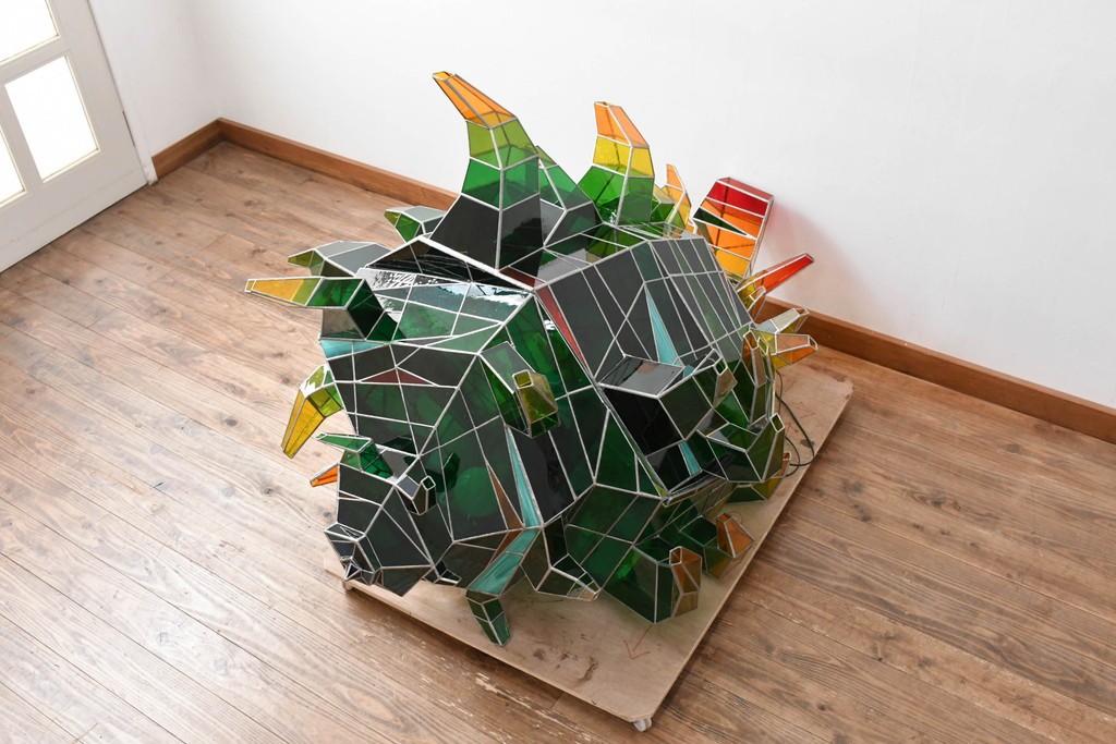 中古　特大1メートル超　希少!!　作家物!!　ステンドグラス芸術家　伊藤誠二　大作!!重厚な存在感と繊細な色彩美を兼ね備えた大型アートオブジェのフロア照明　定価約300万円　(R-084542)