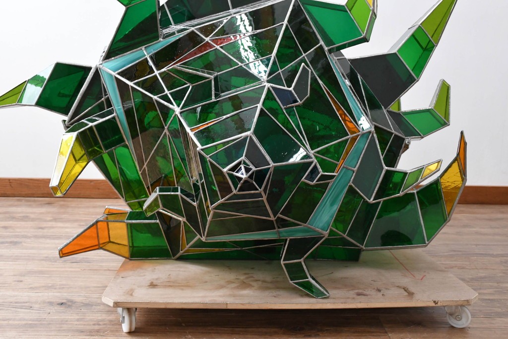 中古　特大1メートル超　希少!!　作家物!!　ステンドグラス芸術家　伊藤誠二　大作!!重厚な存在感と繊細な色彩美を兼ね備えた大型アートオブジェのフロア照明　定価約300万円　(R-084542)