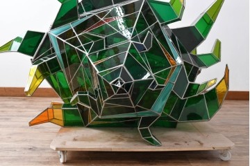 中古　特大1メートル超　希少!!　作家物!!　ステンドグラス芸術家　伊藤誠二　大作!!重厚な存在感と繊細な色彩美を兼ね備えた大型アートオブジェのフロア照明　定価約300万円　(R-084542)