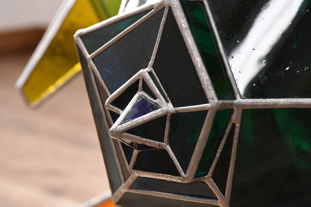 中古　特大1メートル超　希少!!　作家物!!　ステンドグラス芸術家　伊藤誠二　大作!!重厚な存在感と繊細な色彩美を兼ね備えた大型アートオブジェのフロア照明　定価約300万円　(R-084542)