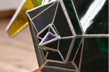 中古　特大1メートル超　希少!!　作家物!!　ステンドグラス芸術家　伊藤誠二　大作!!重厚な存在感と繊細な色彩美を兼ね備えた大型アートオブジェのフロア照明　定価約300万円　(R-084542)