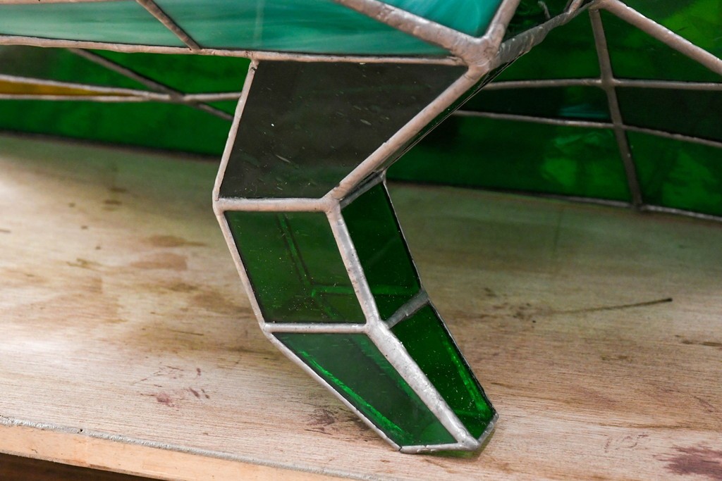 中古　特大1メートル超　希少!!　作家物!!　ステンドグラス芸術家　伊藤誠二　大作!!重厚な存在感と繊細な色彩美を兼ね備えた大型アートオブジェのフロア照明　定価約300万円　(R-084542)