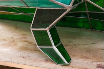 中古　特大1メートル超　希少!!　作家物!!　ステンドグラス芸術家　伊藤誠二　大作!!重厚な存在感と繊細な色彩美を兼ね備えた大型アートオブジェのフロア照明　定価約300万円　(R-084542)