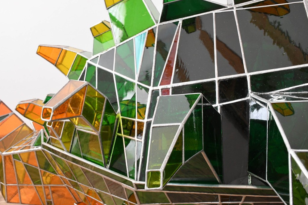 中古　特大1メートル超　希少!!　作家物!!　ステンドグラス芸術家　伊藤誠二　大作!!重厚な存在感と繊細な色彩美を兼ね備えた大型アートオブジェのフロア照明　定価約300万円　(R-084542)