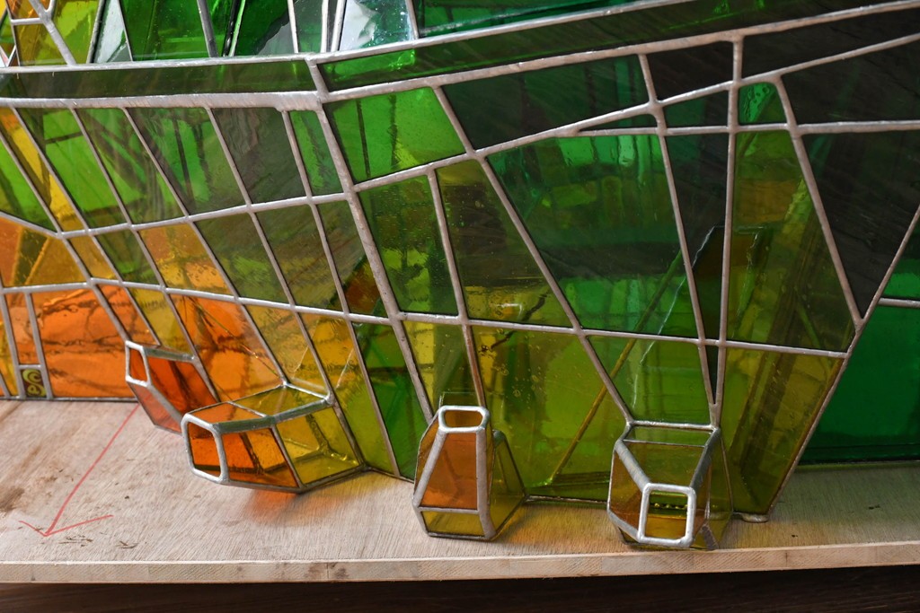 中古　特大1メートル超　希少!!　作家物!!　ステンドグラス芸術家　伊藤誠二　大作!!重厚な存在感と繊細な色彩美を兼ね備えた大型アートオブジェのフロア照明　定価約300万円　(R-084542)
