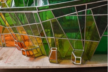 中古　特大1メートル超　希少!!　作家物!!　ステンドグラス芸術家　伊藤誠二　大作!!重厚な存在感と繊細な色彩美を兼ね備えた大型アートオブジェのフロア照明　定価約300万円　(R-084542)